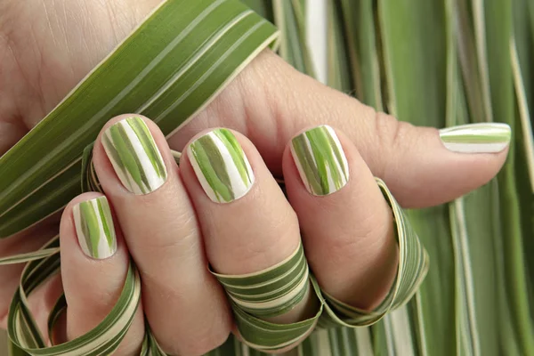 Växtbaserade Design Korta Naglar Randig Manikyr Naturen Nail Art — Stockfoto