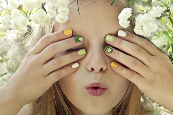 Manicure Multicolore Bambini Unghie Con Modello Margherite Una Bambina Con — Foto Stock