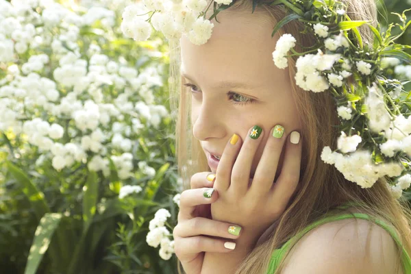 Manicura Multicolor Para Niños Las Uñas Con Patrón Margaritas Una — Foto de Stock