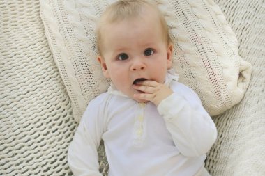 Yeni doğan bebek çocuk yaz-örgü içinde yalan bir hamak yastık ile.