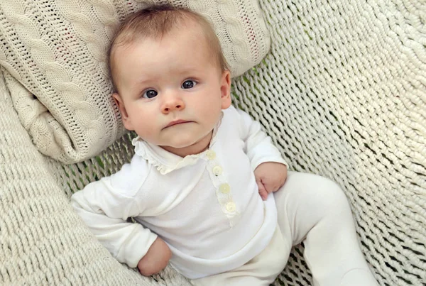Νεογέννητο Μωρό Αγόρι Λέει Ψέματα Για Καλοκαίρι Πλέξιμο Μια Αιώρα — Φωτογραφία Αρχείου