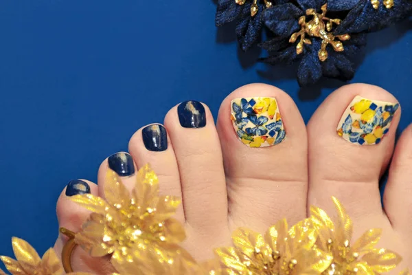 Bright Blue Pedicure Design Butterflies Nails Close File Art — Stock Photo, Image