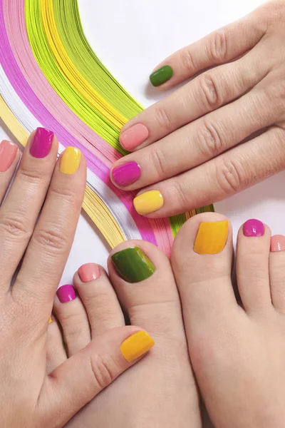Veelkleurige Heldere Manicure Pedicure Met Kleur Lijnen Een Witte Achtergrond — Stockfoto