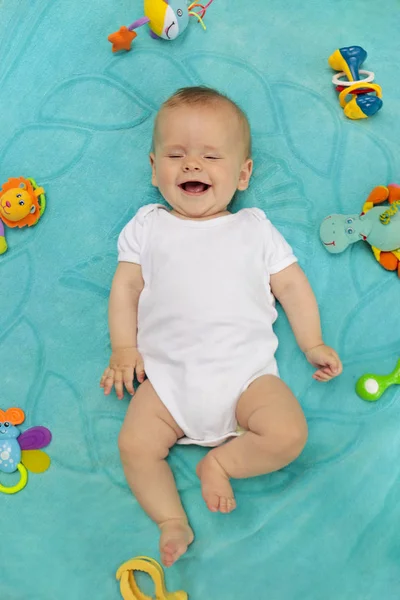 Ein Kleiner Neugeborener Junge Liegt Auf Einer Blauen Decke Und — Stockfoto