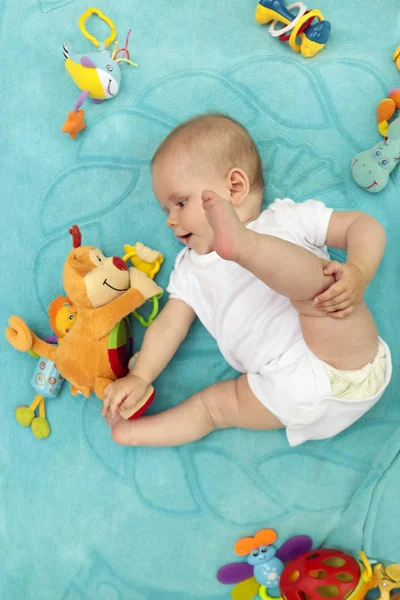 Pequeño Bebé Recién Nacido Está Acostado Una Manta Azul Jugando —  Fotos de Stock