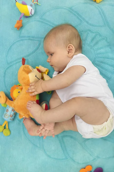 Küçük Yeni Doğan Bebek Oğlan Mavi Battaniye Var Yalan Bir — Stok fotoğraf