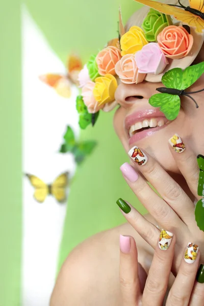 Design Unhas Verão Com Adesivos Borboletas Menina Sorridente Bonita Óculos — Fotografia de Stock