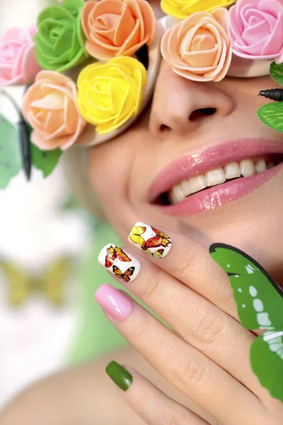 Design Unhas Verão Com Adesivos Borboletas Menina Sorridente Bonita Óculos — Fotografia de Stock