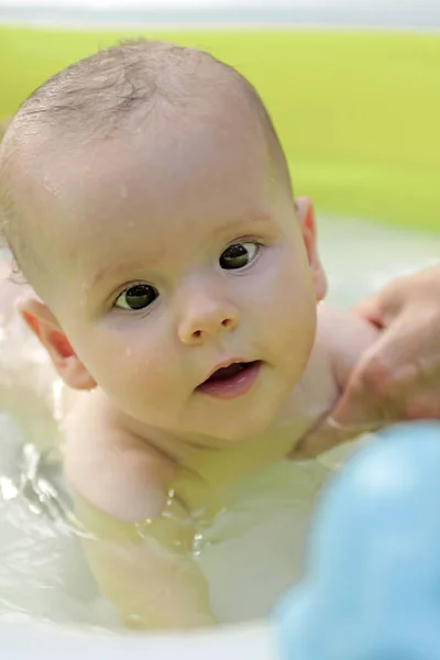 夏天在儿童游泳池里为婴儿游泳的快乐婴儿的肖像 — 图库照片