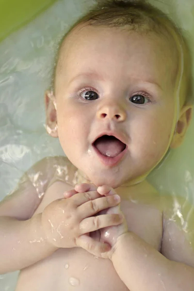夏の幼児用 子供用プールで泳ぐ人うれしそうな赤ちゃんの肖像画 — ストック写真