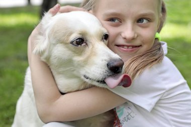 Doğa ile senin sevgili evde beslenen hayvan yaz iletişim çocuğun. Köpek ile iletişim mutluluk.