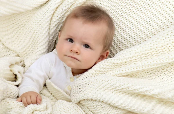 新生的男婴躺在吊床里 被针织面纱包裹着的吊床里 — 图库照片