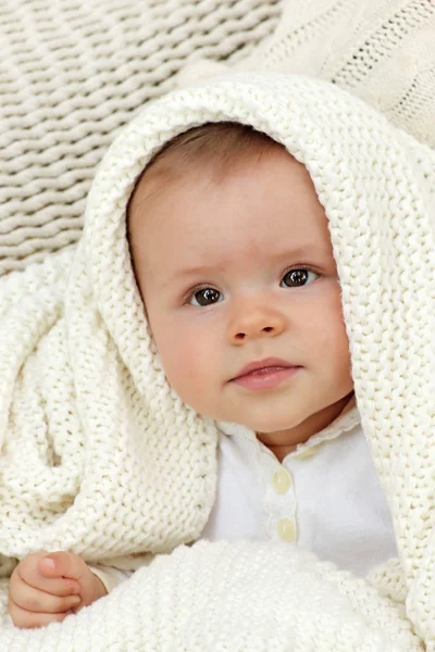 生まれたばかりの赤ちゃんの男の子ハンモックで夏にニットのベールで包まれて ハンモックに横になっています — ストック写真