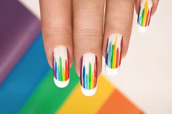 長い楕円形の爪に虹のデザイン ネイルアート 多色フランスマニキュア — ストック写真