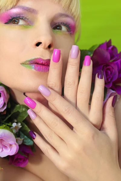 彩色化妆和修指甲在粉红色的丁香柔和的颜色 饱和化妆 夏季修指甲 — 图库照片