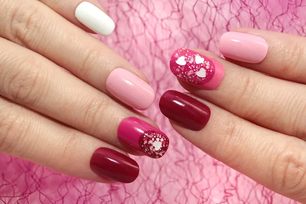 Manicura Colorida Ovalada Rosa Borgoña Con Corazones — Foto de Stock