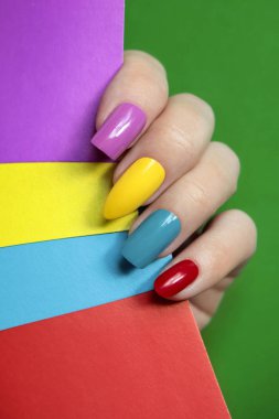 Renkli parlak manikür farklı tırnak şeklinde, keskin, oval ve kare. Sanat çivi. Yaz yaratıcı çivi tasarım.