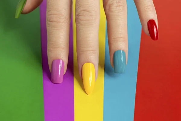 Colorata Manicure Luminosa Con Diversa Forma Dell Unghia Tagliente Ovale — Foto Stock