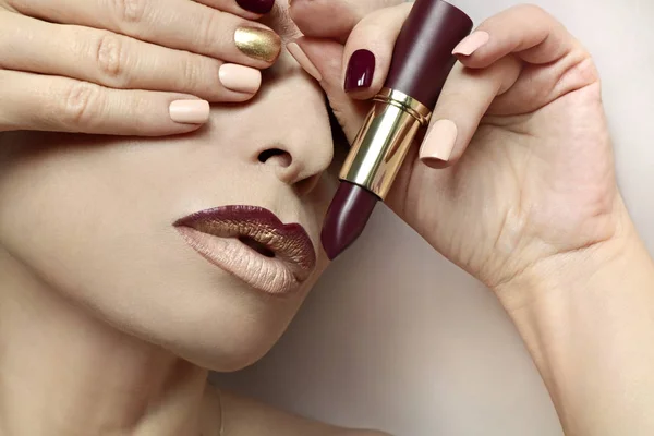 Multi Gekleurde Nagel Ontwerp Trendy Bourgondië Nagellak Lip Make Glamoureuze — Stockfoto