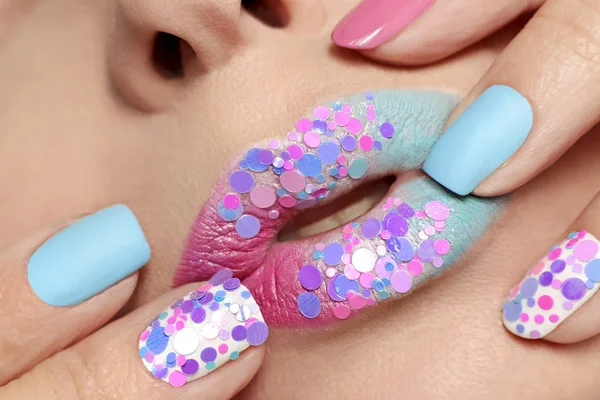 Creativo Maquillaje Pastel Multicolor Labios Uñas Con Purpurina Redonda Manicura — Foto de Stock