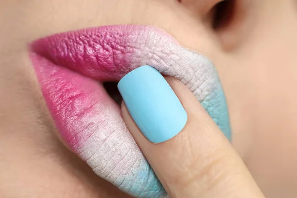 Maquillaje Labios Multicolor Diseño Uñas Con Laca Rosa Azul Mate —  Fotos de Stock