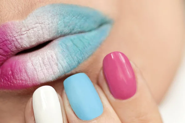 Mehrfarbiges Lippenmake Und Nageldesign Mit Rosa Blau Mattem Und Weißem Stockfoto