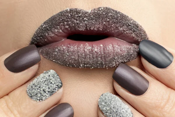 Maquillaje Labios Chocolate Granate Con Granos Arena Blanca Manicura Multicolor — Foto de Stock