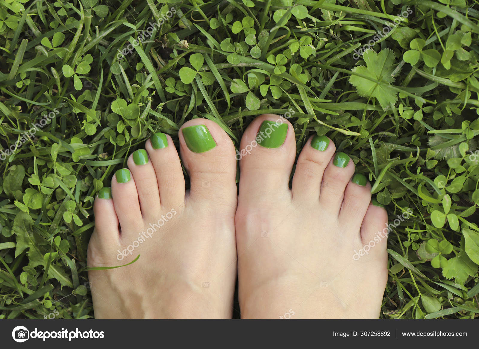 Green Pedicure Women's Short Nails Nail Design Nature Colors Stock Photo by  ©marigo 307258892