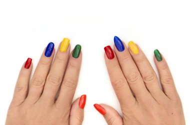 Kare, oval, beyaz arka plan üzerinde keskin çivi farklı şekiller ile çok renkli parlak manikür.