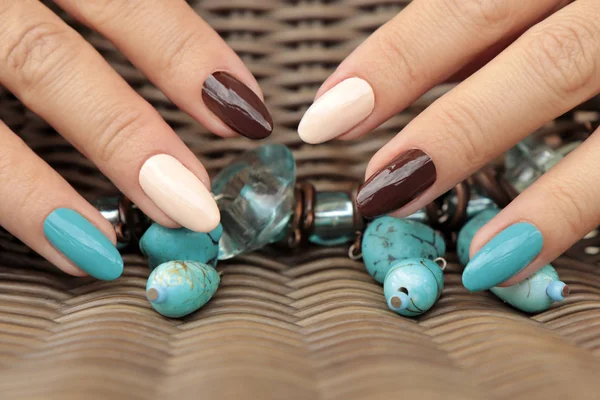 Ovaal Veelkleurige Manicure Een Vrouwelijke Nagels Nagelontwerp Met Turquoise Bruine — Stockfoto