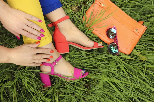 Kleurrijke Heldere Manicure Pedicure Verschillende Roze Oranje Sandalen Verschillende Blauwe — Stockfoto