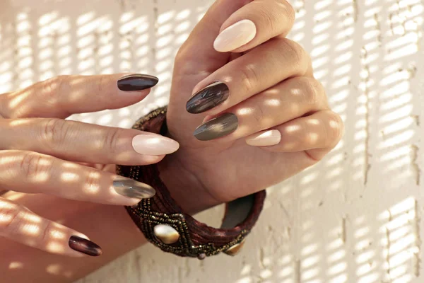 Veelkleurige Bruine Melk Manicure Ovale Lange Nagels Een Armband Aan — Stockfoto