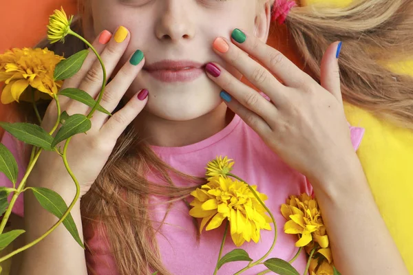 Manicura Infantil Brillante Colorida Las Uñas Las Niñas Con Flores —  Fotos de Stock