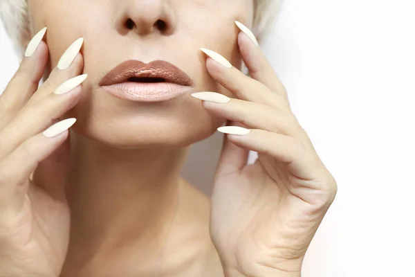 Retrato Uma Mulher Com Pele Limpa Saudável Uma Longa Manicure — Fotografia de Stock