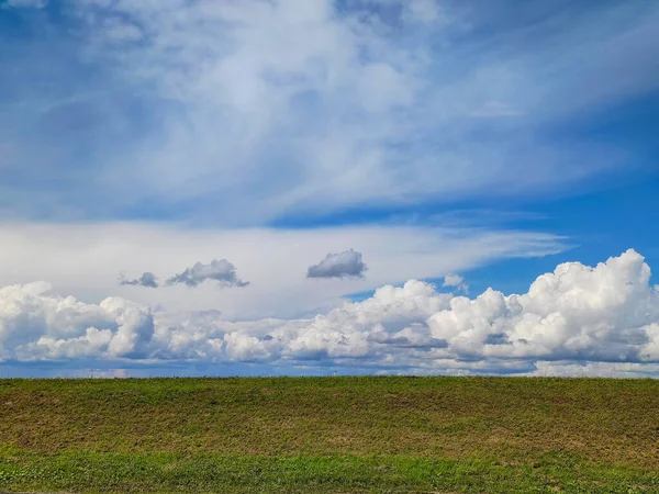 夏天的风景蓝天和农田里的云彩 — 图库照片