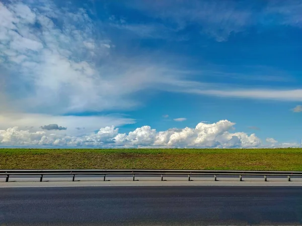 Summer Landscape Clouds Blue Sky Agricultural Field Next Highway — Stock Photo, Image