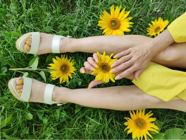 Fashionable Design Yellow Color Nails Girls Sunflowers Grass — Stock Photo, Image