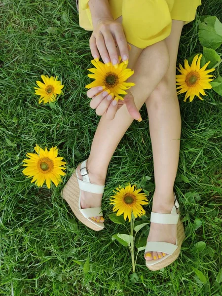 Diseño Moda Color Amarillo Las Uñas Las Niñas Con Girasoles — Foto de Stock