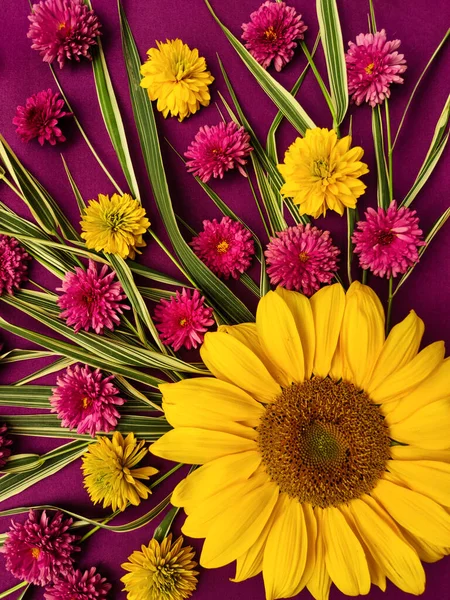 Mooie Boeket Samenstelling Van Gele Zonnebloemen Chrysanten — Stockfoto