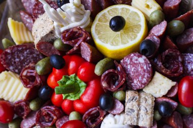 Bir parti ya da Tütsülenmiş sosis, turşu, zeytin, limon, kırmızı pul biber, kiraz domates, Mısır ekmeği ve peynirler, çeşitli oluşan akşam yemeği için bir küme.
