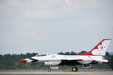 Chicopee, MA-Jul 14:2018 ABD Hava Kuvvetleri Thunderbirds büyük yeni Ingiltere Airshow Westover Air Reserve Base Chicopee, Massachusetts, Temmuz 'da görüldüğü gibi 14, 2018.