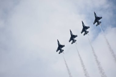 Chicopee, MA-Jul 14:2018 ABD Hava Kuvvetleri Thunderbirds büyük yeni Ingiltere Airshow Westover Air Reserve Base Chicopee, Massachusetts, Temmuz 'da görüldüğü gibi 14, 2018.