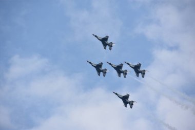 Chicopee, MA-Jul 14:2018 ABD Hava Kuvvetleri Thunderbirds büyük yeni Ingiltere Airshow Westover Air Reserve Base Chicopee, Massachusetts, Temmuz 'da görüldüğü gibi 14, 2018.