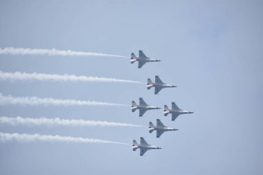 Chicopee, MA-Jul 14:2018 ABD Hava Kuvvetleri Thunderbirds büyük yeni Ingiltere Airshow Westover Air Reserve Base Chicopee, Massachusetts, Temmuz 'da görüldüğü gibi 14, 2018.