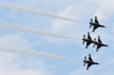 Chicopee, MA-Jul 14:2018 ABD Hava Kuvvetleri Thunderbirds büyük yeni Ingiltere Airshow Westover Air Reserve Base Chicopee, Massachusetts, Temmuz 'da görüldüğü gibi 14, 2018.
