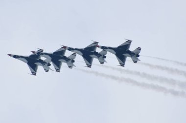 Chicopee, MA-Jul 14:2018 ABD Hava Kuvvetleri Thunderbirds büyük yeni Ingiltere Airshow Westover Air Reserve Base Chicopee, Massachusetts, Temmuz 'da görüldüğü gibi 14, 2018.
