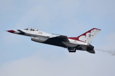 Chicopee, MA-Jul 14:2018 ABD Hava Kuvvetleri Thunderbirds büyük yeni Ingiltere Airshow Westover Air Reserve Base Chicopee, Massachusetts, Temmuz 'da görüldüğü gibi 14, 2018.