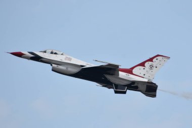 Chicopee, MA-Jul 14:2018 ABD Hava Kuvvetleri Thunderbirds büyük yeni Ingiltere Airshow Westover Air Reserve Base Chicopee, Massachusetts, Temmuz 'da görüldüğü gibi 14, 2018.