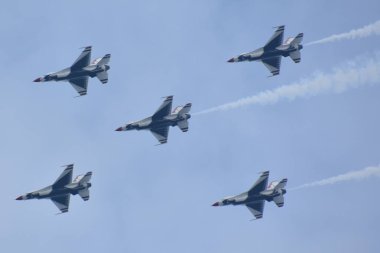 Chicopee, MA-Jul 14:2018 ABD Hava Kuvvetleri Thunderbirds büyük yeni Ingiltere Airshow Westover Air Reserve Base Chicopee, Massachusetts, Temmuz 'da görüldüğü gibi 14, 2018.