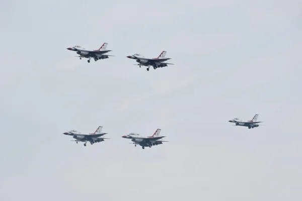 2018年7月14日 在马萨诸塞州奇科皮的韦斯特皮托空军基地 美国空军雷鸟在大新英格兰航空展上看到 — 图库照片